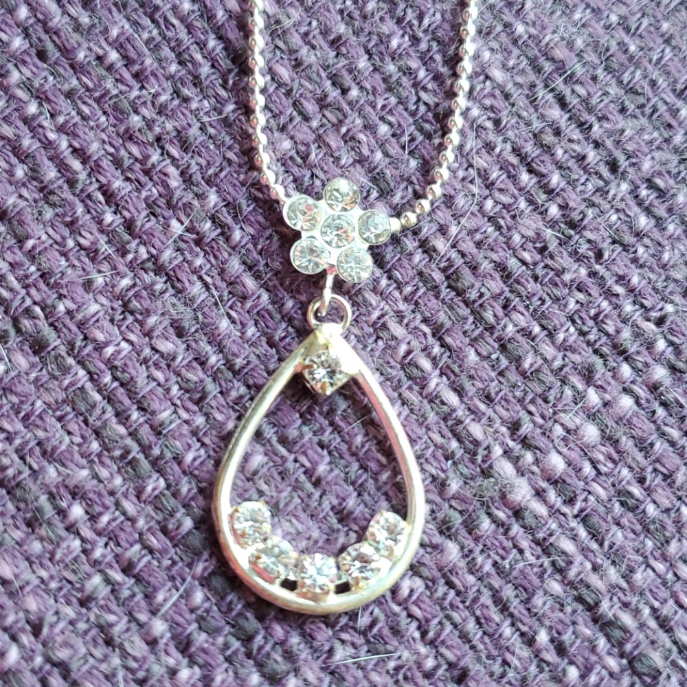 **NWTO** Silver 18" Neclace w/Earings